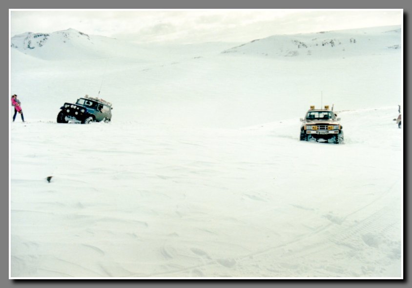 We ran into another group of people trying to reach the top of EjafjallaJokull glacier. The race is on, who will get up first? The turbocharged Scout II has both front and rear diff locks. Aegirs turbocharged Toyota has Detroit Locker in the back and open diff in the front. That does not help. The up hill Toyota front wheel is spinning while the down hill wheel (left) doesnt. There is more weight on the down hill wheel.